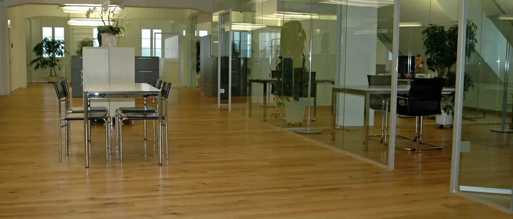 Scherrer AG - Bodenbeläge - Teppich - Teppichboden - textile Bodenbeläge - Vinyl - PVC - Kautschuk - elastische Bodenbeläge - Parkett - Holzboden - Echtholz - Laminat - Laminatboden - Holzoptik - Reinigungsmittel - Reinigungslösungen - Hygiene - Bauaustrocknung - Bautrocknung - Entfeuchtung - Showroom - Ausstellung - Produktpräsentation - Kundenservice