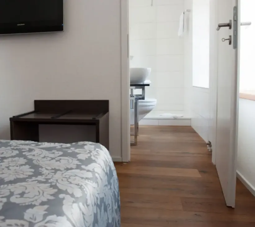 Scherrer AG - Bodenbeläge - Teppich - Teppichboden - textile Bodenbeläge - Vinyl - PVC - Kautschuk - elastische Bodenbeläge - Parkett - Holzboden - Echtholz - Laminat - Laminatboden - Holzoptik - Reinigungsmittel - Reinigungslösungen - Hygiene - Bauaustrocknung - Bautrocknung - Entfeuchtung - Showroom - Ausstellung - Produktpräsentation - Kundenservice