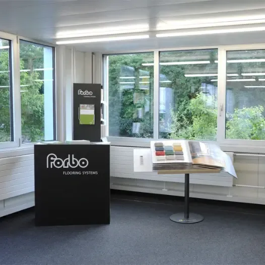 Scherrer AG - Bodenbeläge - Teppich - Teppichboden - textile Bodenbeläge - Vinyl - PVC - Kautschuk - elastische Bodenbeläge - Parkett - Holzboden - Echtholz - Laminat - Laminatboden - Holzoptik - Reinigungsmittel - Reinigungslösungen - Hygiene - Bauaustrocknung - Bautrocknung - Entfeuchtung - Showroom - Ausstellung - Produktpräsentation - Kundenservice
